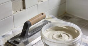 Jak rozrobić fugę, by idealnie fugować płytki ceramiczne – podpowiadamy
