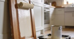 Malowanie mebli kuchennych krok po kroku: jak odnowić fronty DIY
