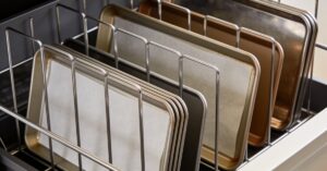 Przechowywanie blach do pieczenia: jak trzymać formy w szafce?