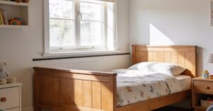 Łóżko pod oknem w pokoju dziecięcym: jak ustawić mebel na dobry sen?