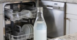 Czyszczenie zmywarki octem: poznaj skuteczne domowe sposoby na naczynia